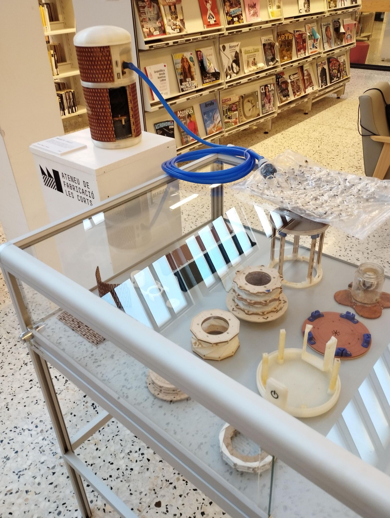 Prototip del NeoNiu exposat a la Biblioteca Montserrat Abelló durant el 10è aniversari de l'Ateneu de Fabricació de Les Corts, octubre 2024